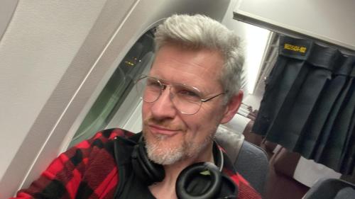 Glücklich im Flieger. Dank Economy - Premium und Zopiclon auch eine gute Nacht gehabt.