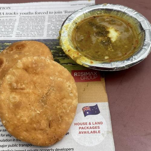 Ok, das war das Zweite, was ich mir in Indien gekauft habe. Das Erste war ein guter Chai! Ein großartiger Start. Und dann das... Nomnomnom.