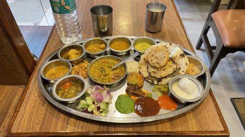 Im Thali-Restaurant war ich alleine und der einzige Tourist. Der Restaurantbesitzer ließ es sich nicht nehmen, fast die komplette Zeit an meinem Tisch zu stehen und seine 10 Angestellten zu dirigieren, mit ständige nachzufüllen. Nomnomnom... Lekka war's.