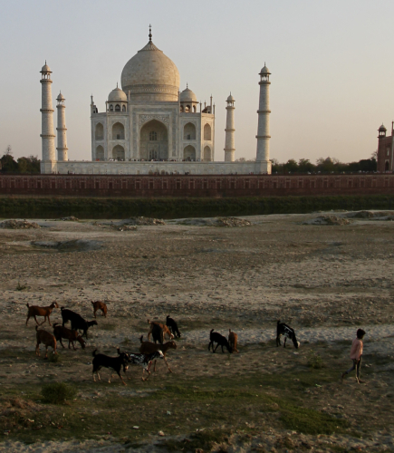 Das Taj von der Flussseite fotografiert.